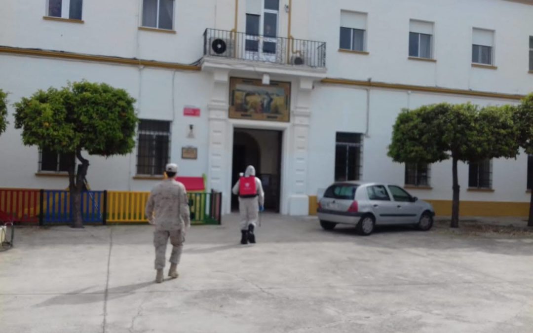 Los militares desinfectan el colegio